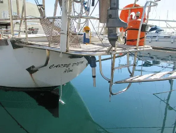 Large cruising yacht benefiting from hands-free mechanical steering