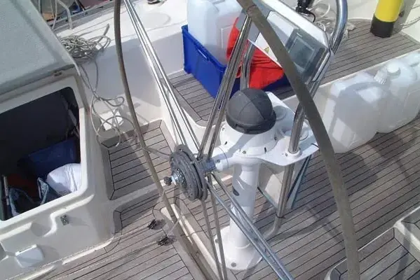 Ready-to-sail configuration of a heavy-duty offshore steering package