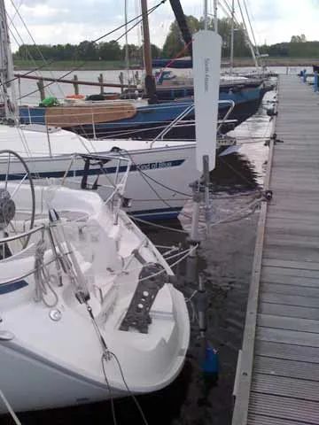 Horizontal axis vane responding to subtle wind shifts