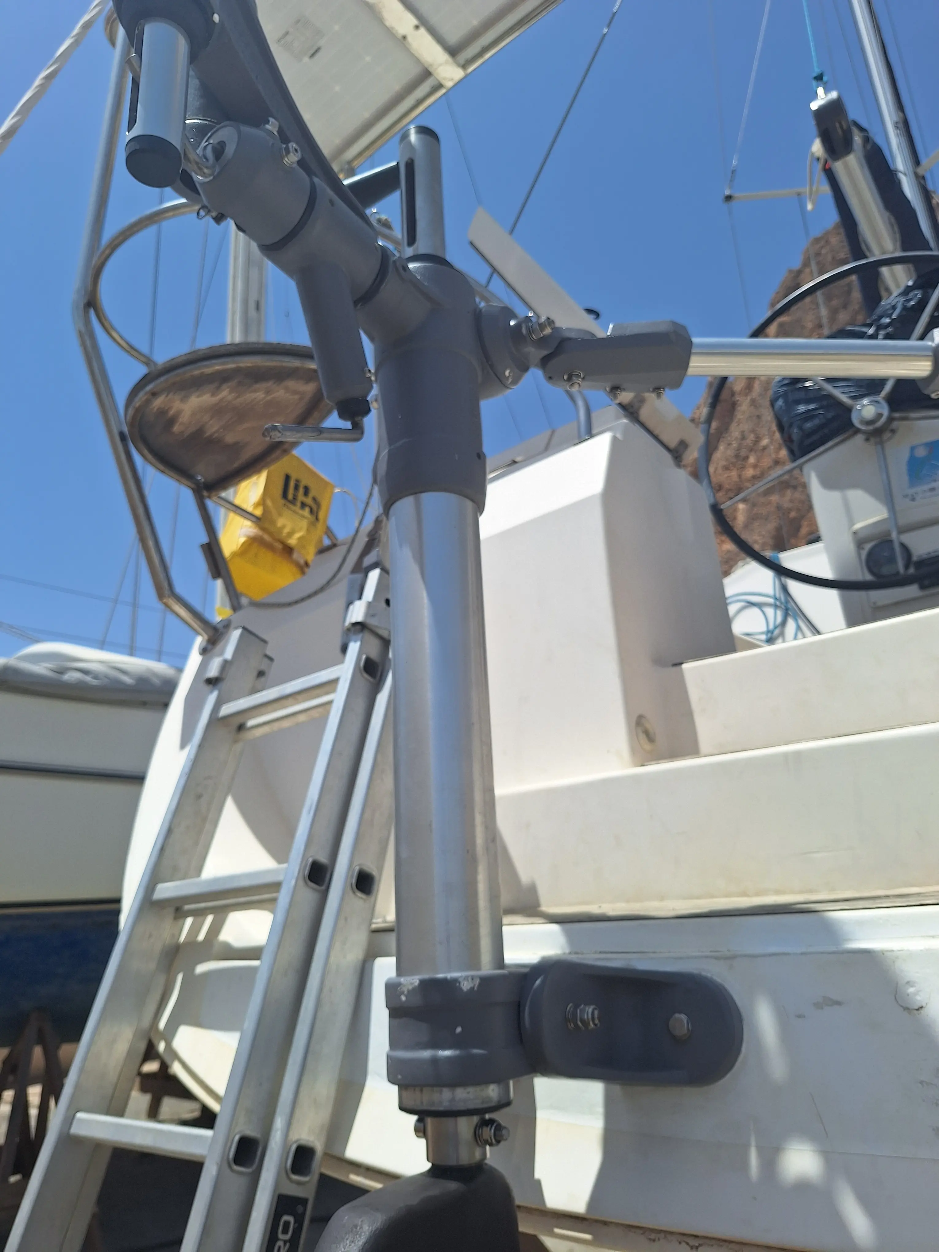 Tiller pilot connection lines routed to the independent rudder