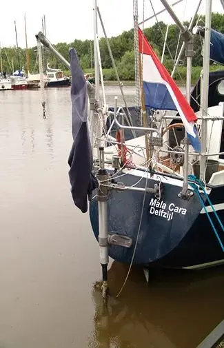 Clean deck layout with the autonomous steering unit at the stern