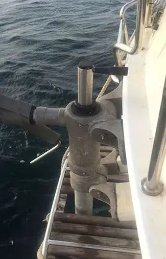 Seamless integration of the auxiliary rudder on a double-ended sailboat