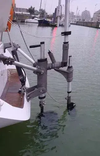Waterline perspective of the independent rudder creating steering force