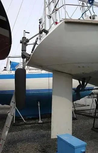 Stern mounted auxiliary steering gear operating in rough sea conditions